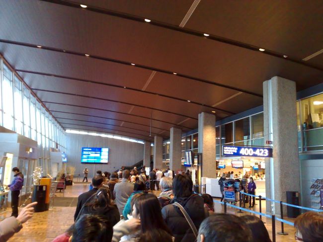 楽しかった時間も終わりが来ます。<br />午後3時には空港に到着。<br />チェックインに並びます。<br />でも機材到着遅れでこの時点で<br />1時間遅れが決定。