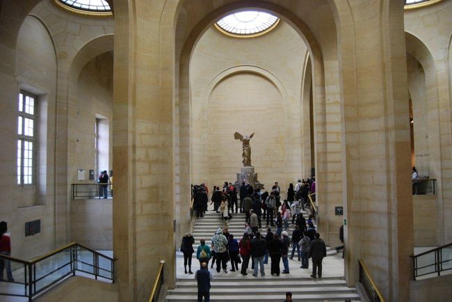 聖闘士星矢で有名なサモトラケのニケ。宮殿を使った展示の仕方が見事。