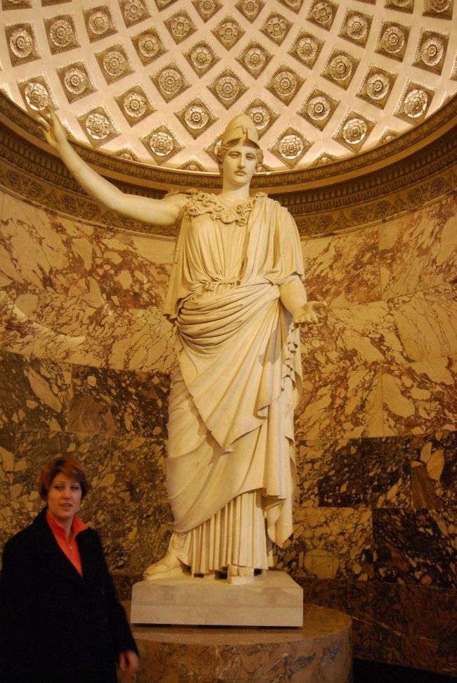 アテナ。偶然一緒に写っていた人とそっくり。