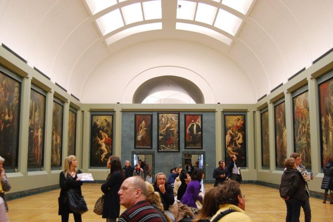 リシュリュウ翼３階ルーベンスのホール。元あった所と同じように展示しているらしい。