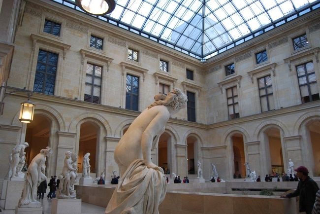 リシュリュウ翼１階フランス彫刻を展示している中庭。<br /><br />やはり展示の仕方はセンス抜群。