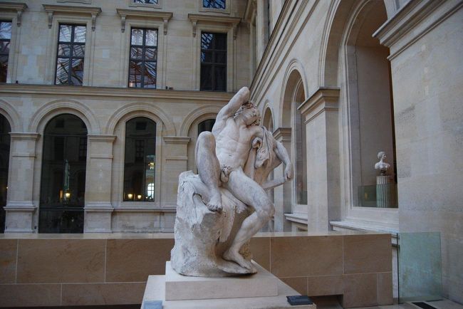 あられもない姿の男性の像。これも美か。