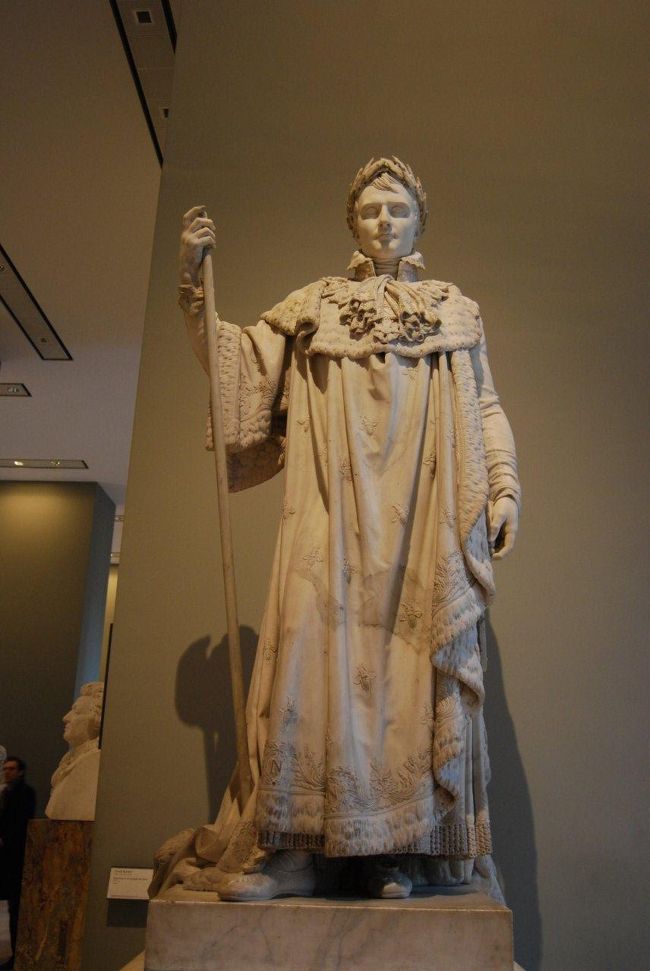 ナポレオン。<br /><br />マルタやエジプトを侵略したので余り好きでは無かったが、この人の生涯を調べてみると、ヨーロッパ全てを敵に回し戦かった戦上手の英雄であった。<br /><br />でも兵站を軽視してロシアに敗れる所なんかはローマの将軍としては失格であり、やっぱりカエサルには数段劣ると思った。