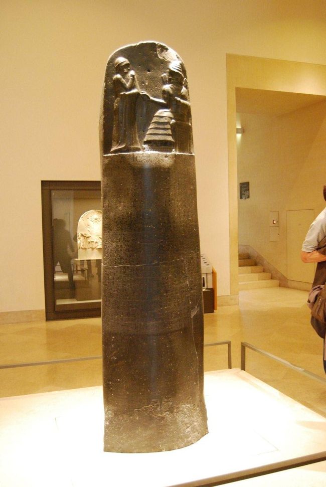 目には目をのハムラビ法典。リシュリュウ翼１階メソポタミア美術のコーナーにて。このへんは世界中から宝物を強奪して展示している大英博物館のような趣もあり。