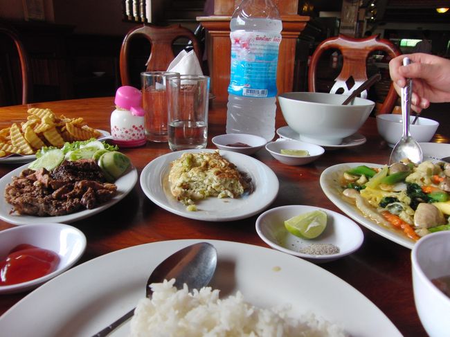 いつものごとく<br />たのみすぎてしまいましたが・・・<br /><br />日本人の口に合うものばかりでした。<br /><br />野菜炒めは、<br />八宝菜の味に似ていました。<br /><br />真ん中のオムレツもおいしかった。<br />（中に何か入ってましたが、不明）<br /><br />左上のポテトフライは、<br />想像以上に大量でした。<br /><br />牛肉は普通。