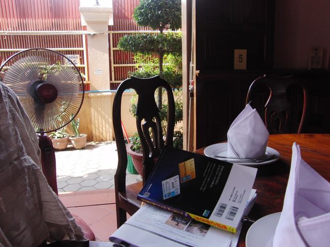 お店の中はそんなに暑くなかったけれど、<br />食事をしていたら、<br />扇風機をこちらに向けてくれた。<br /><br />