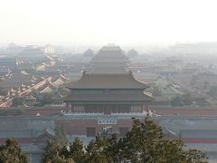 北京で山に登る事に躊躇せず、息を切らせながらも山頂の万春亭に到着。陽も落ちかけた故宮の広大さを知ってもらえたらしく感動してました。