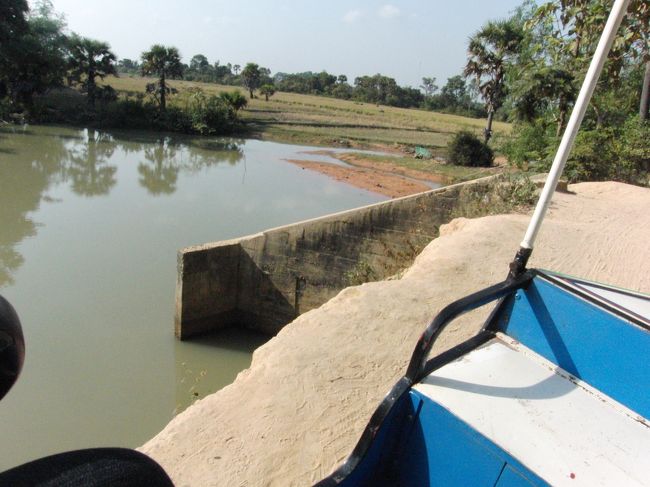 最後に約３００ｍ。<br /><br />トゥクトゥクが壊れるんじゃないかと<br />心配になるくらい、<br />凹凸の激しい道を進む。<br /><br />運転手と三人で、<br />「これ大丈夫か？＞＜ｗ」みたいなノリで、<br />笑いあいながら、進む。<br /><br />すぐ横は池。<br />若干落ちそう；