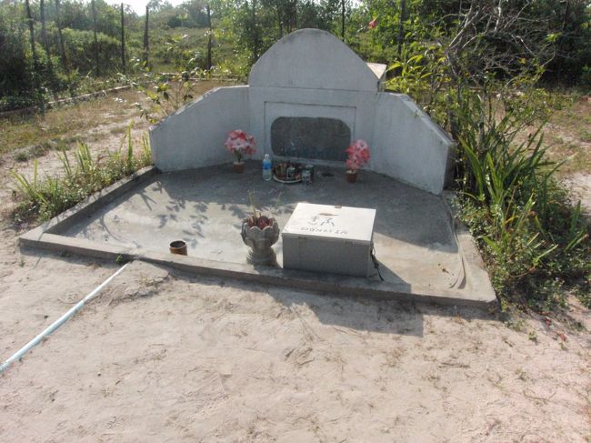 あった。<br /><br />線香に火をつけた。<br /><br />ライターは、<br />現地の管理者が持っていた。