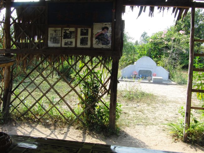 そこには小さな小屋があった。<br /><br />そこには寄せ書きができるノートがあると<br />聞いたことがあった。<br /><br />現地の人に聞いてみた。<br />