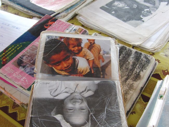 すると箱から、<br /><br />当時一之瀬さんが撮影した<br />たくさんの写真や、<br />寄せ書きのノートを取り出し、<br />見せてくれた。<br /><br />自分たちも書いた。<br /><br />そして、シェムリアップに<br />トゥクトゥクで戻りました。