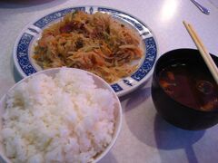 【1日目】
セントレア→那覇

那覇空港でレンタカーを借り、
宿泊先の恩納村へ到着したら夜だった。

チェックインする前に恩納村の食堂で夕食

せっかくだから沖縄っぽいものをと思い
パパイヤちゃんぷる定食
シャキシャキしてる切干大根みたいでした。
鰹だしの味が美味しかった♪
それにしてもご飯がスゴイ量！！