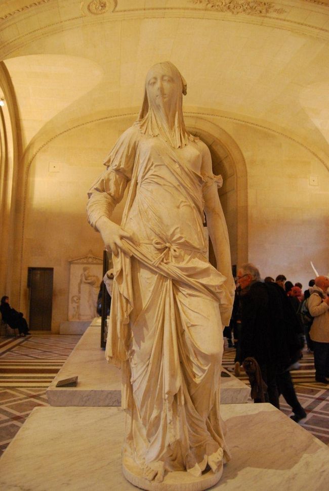 薄い布から顔が透けて見えるような感じの像。