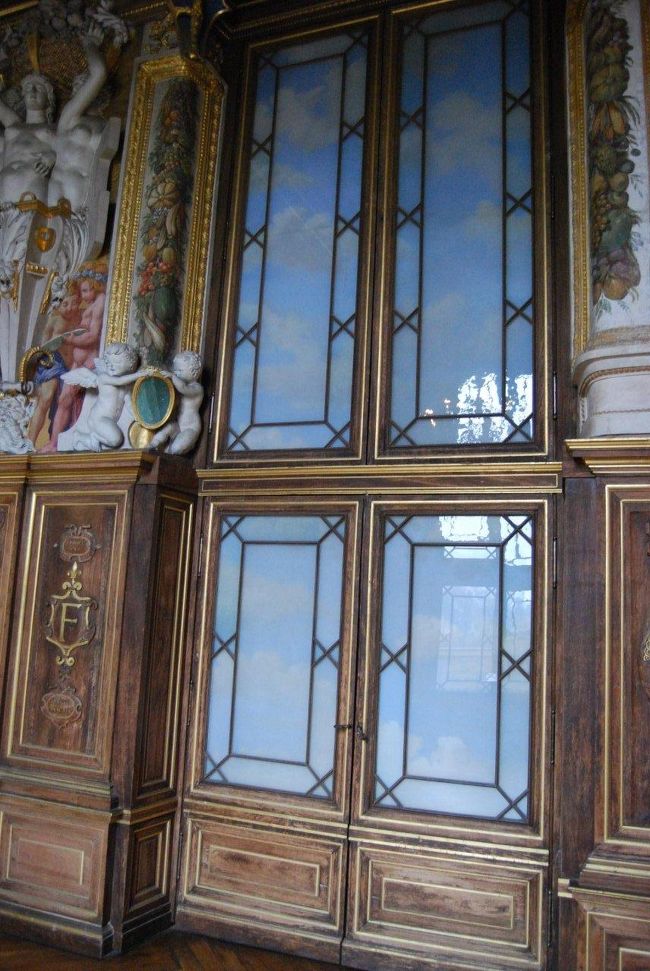 昔は窓だったらしいが後から建物を建てられてしまった。空の絵が壁に描かれていた。