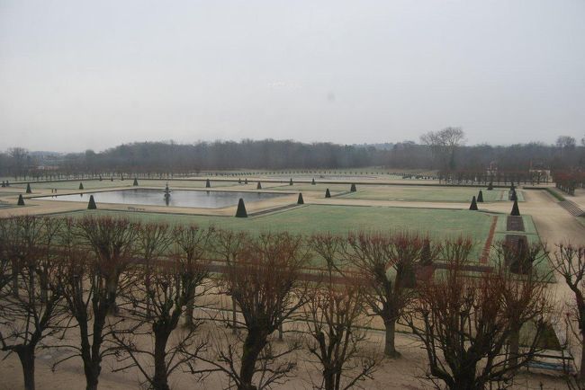 舞踏の間から眺める庭園。