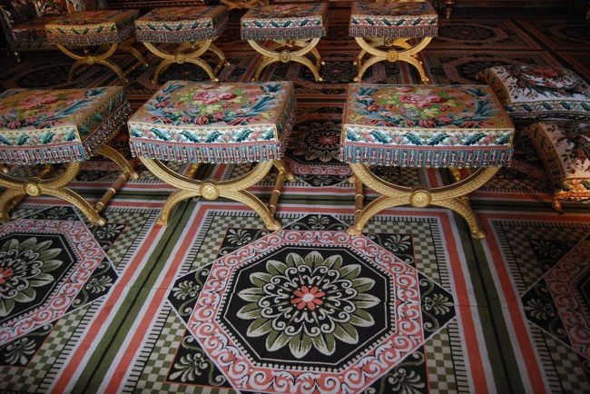 皇后の寝室の絨毯は当時の織り方を研究し新たに作り直された。<br /><br />しかし、寝室に何故こんなにたくさんの椅子があるのか。