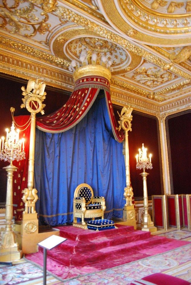 ナポレオンの玉座。フランスに残る唯一の玉座らしい。<br /><br />ＮはナポレオンのＮ。