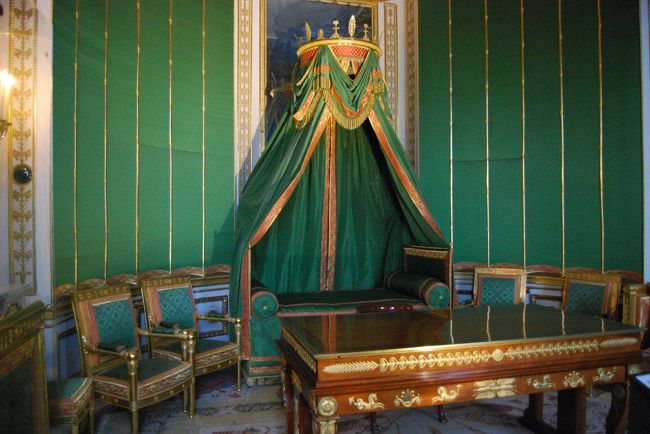 ナポレオンの執務室。<br /><br />殆ど眠らなかったナポレオンは眠くなるとテーブルの上の書類を隠し（仕掛けがあって、一瞬で書類が隠れるようになっているらしい）、そのまま寝たらしい。