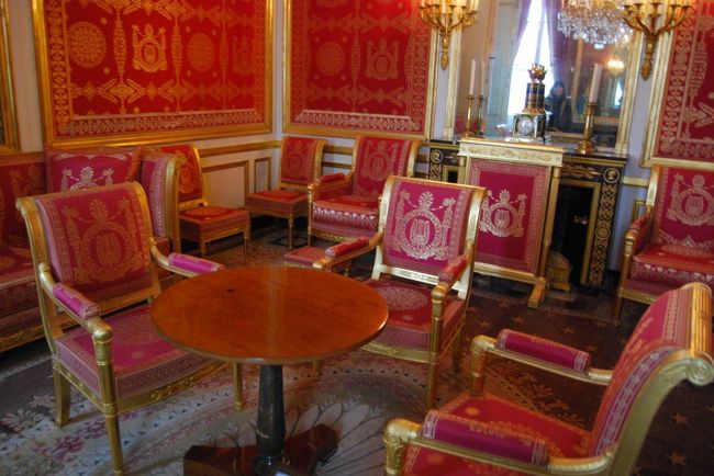 ナポレオンが退位する際の書類のサインをした机と椅子。