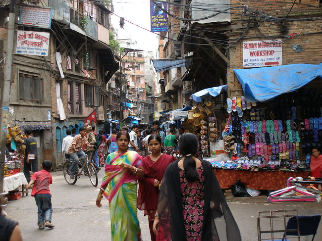 カトマンズのタメル地域から旧王宮のダルバール広場にかけては路地がいろいろ有り，歩いているだけでわくわくします。もし、追いかけっこする事が有ったら，気分はもうインディージョーンズでしょう。