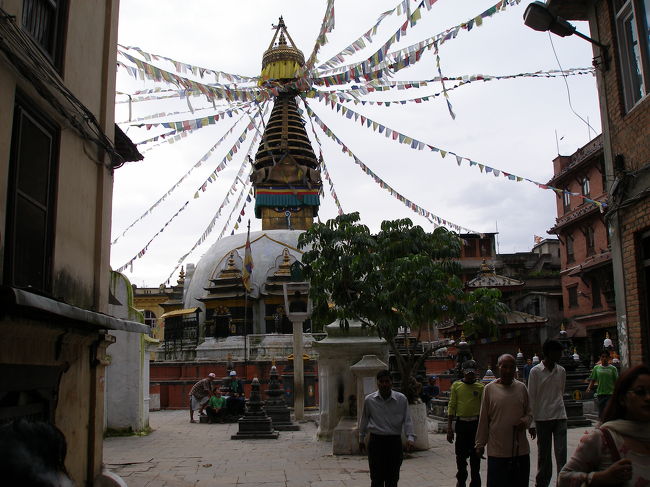 町中にもチベット今日のストゥーパが。