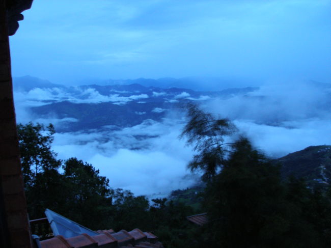 ヒマラヤに出る日の出を見に行ったのですが、何せ雨期明けの９月。あいにくの小雨、曇り空．朝５時からただ流れる雲をずーっと眺めていました。