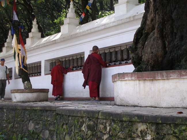 マニ車をまわしながら、スワヤンブナートの周りを時計回りに回ります。