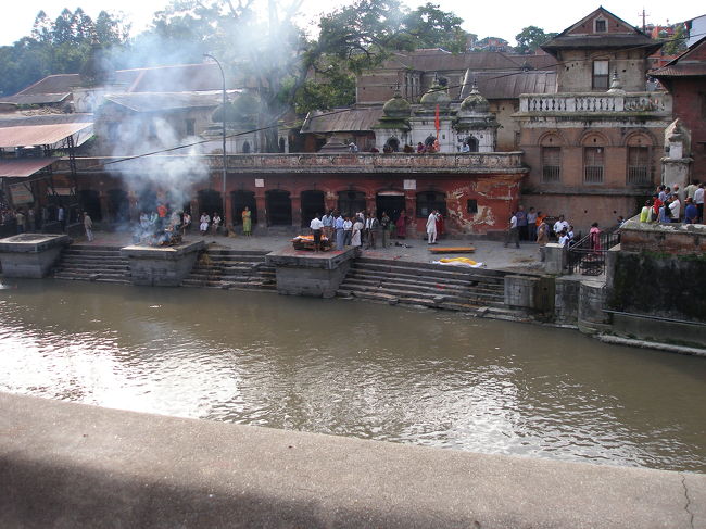 パシュパティナート：インドのガンジス川のように亡きがらを河原で燃やし，灰を河に流す聖なる場所です。