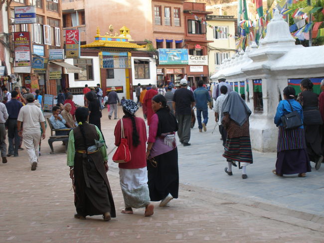 ボダナートの周りを時計回りにお参りしている人でいっぱいです。