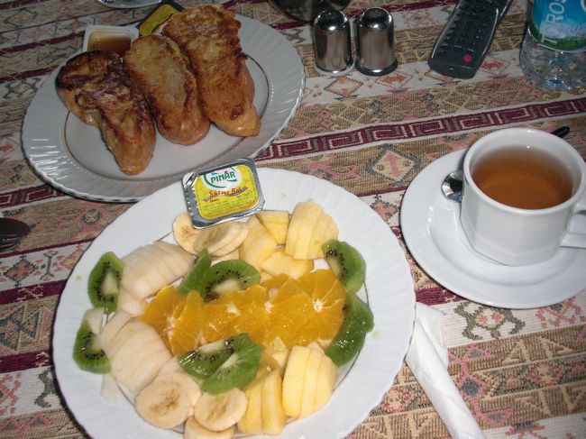 カッパドキア2日目。<br />気球も乗った事だし、ちょっと足を伸ばしてハットゥシャ遺跡に行ってみようと。<br /><br />宿の方に車を手配いただきました。<br /><br />300TL/台（約18000円）<br /><br />宿の日本人のお姉さんも一緒に行くことに。言語面も安心です。<br /><br />9:00出発で、着いたのは11時過ぎ。<br />ギョレメから、車を飛ばして2時間ちょいで到着です。<br /><br />ちなみに、写真は宿の朝食。<br />フレンチトーストとヨーグルトフルーツサラダ（＾〜＾）ｳﾏｰ