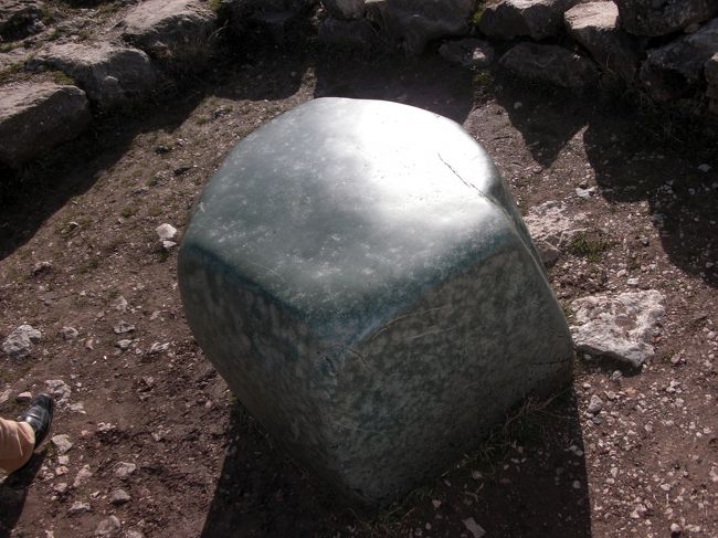 これまたおやじの説明によると、エジプトから贈られてきた石らしい。<br />