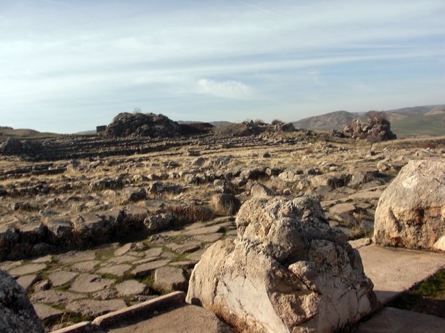 ハットゥシャは、広大な遺跡に、基礎の石部分が散らかっている感じです。