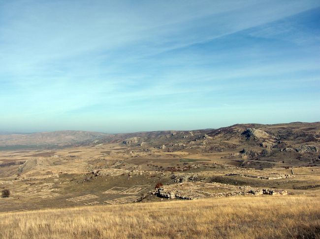 広い中、所々に古の都市跡が残っています。<br /><br />それにしても、私達以外誰もいない。<br />貸し切り状態でした。<br />