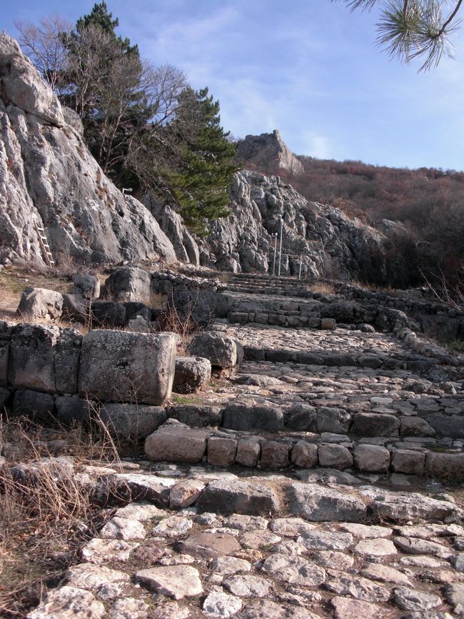 ヤズルカヤへ移動。<br /><br />岩に色々なレリーフが彫られてました。