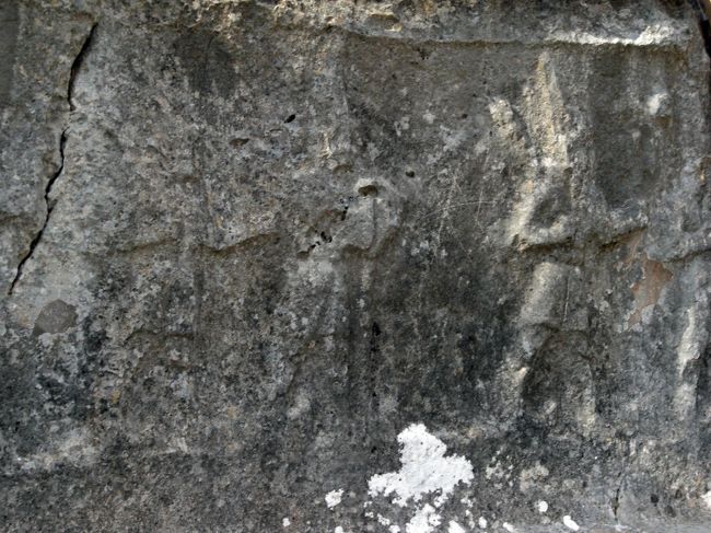 とんがり帽子は神様で、丸い帽子は王様の模様。<br /><br />これは、とんがり帽だから、神様かな？