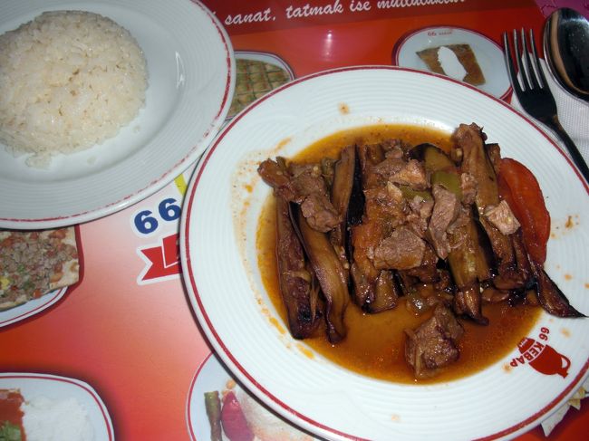 ナスのケバブをチョイス。<br />めちゃうまでした♪<br /><br />友達はピデを頼んでたのですが、こちらもおいしかった。<br /><br />2人分合わせて17.5TL（約1050円）<br /><br />ご飯を食べて、またギョレメに戻ります。<br />宿に着いたのは17時過ぎ。<br />翌日のバスチケットも買いに行かず、そのまま寝ちゃいました^^;