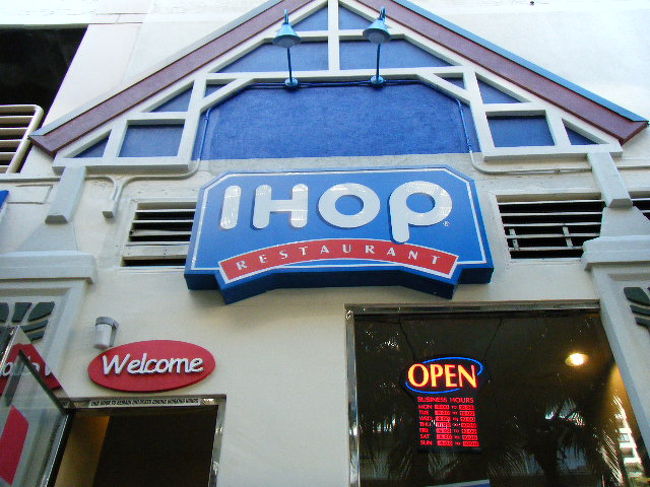 到着日のブランチは「アイホップ」でパンケーキ。<br />ワイキキ中心部にあるので、行きやすいですね。