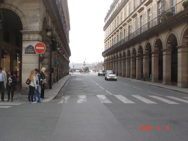 4月4日のつづき。<br /><br />モリエール通りからサントノーレ通りに出ました。<br />ピラミッド通りのむこうにピラミッド広場。<br />黄金のジャンヌダルク像が小さく見えます。12：23撮影。