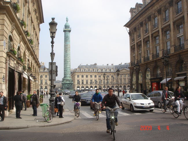 サントノーレ通りからカスティリヨーヌ通りとヴァンドーム広場を撮影（12：30）。