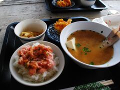 てんぷらを食べて、ひめゆりの塔へ行って、
そのあと糸満漁業協同組合お魚センターで
魚汁定食を食べました。

←食いしん坊なので更にねぎとろを鮮魚店で買って、ご飯の上にのせてねぎとろ丼にして食べました。