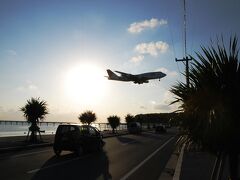 那覇空港の南にある島、瀬長島へ来ました。
本島とは道路でつながっている小さな島です。
空港に離陸する寸前の旅客機がその道路の真上を横切ります！

ド迫力！！