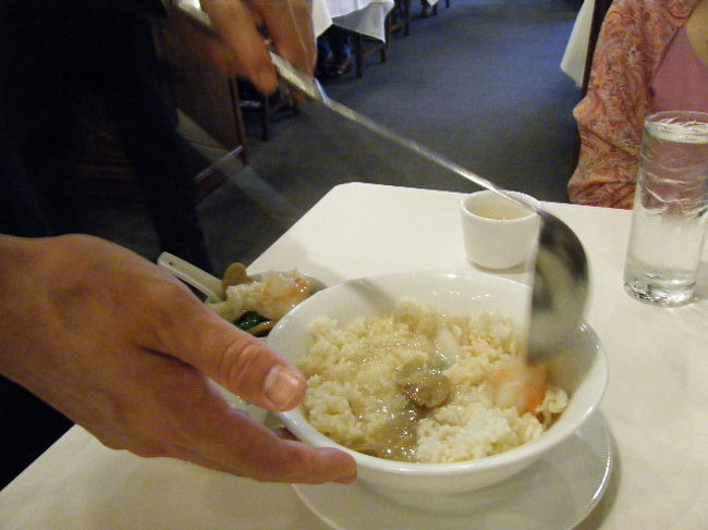 おこげあんかけ。その場で、あんをかけて取り分けていただけます。