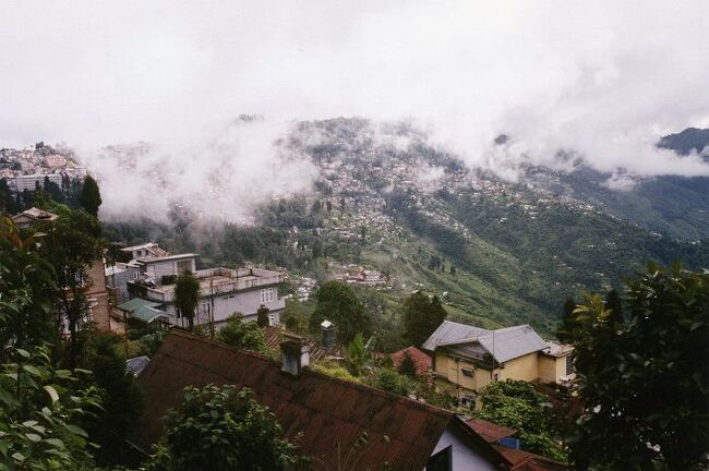 9月7日（日）<br /><br />コルカタから夜行列車（243Rs）に乗り、朝、ニュージャルパイグリに到着。<br />駅前でリキシャをつかまえ、シリグリへと向かった（20Rs）。シリグリからはバス（57Rs）。<br />ダージリンに到着したのは昼過ぎだった。<br /><br />9月は雨期。<br />この時期、ダージリンは濃霧に包まれる。<br /><br /><br />★★★メインブログの詳細記事はこちら↓★★★<br />インドの紅茶の里「ダージリン」で本場のダージリンティーを飲む ? チャイの歴史もご紹介<br />https://search-ethnic.com/travel/darjeelingtea/