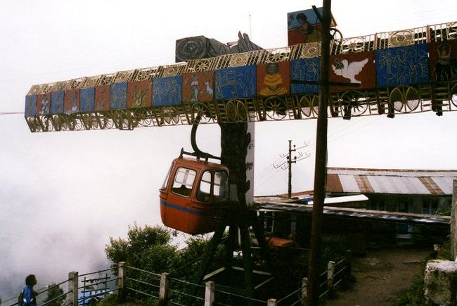 9月8日（月）<br /><br />霧のダージリンを歩く。<br />マサラドーサとチャイの朝食（25Rs）を取ったあと、バザールを抜け、山道を歩いて街の外れのロープウェイ乗り場へと向かった。<br /><br />ロープウェイ（75Rs）からは一面の茶畑が見渡せた。