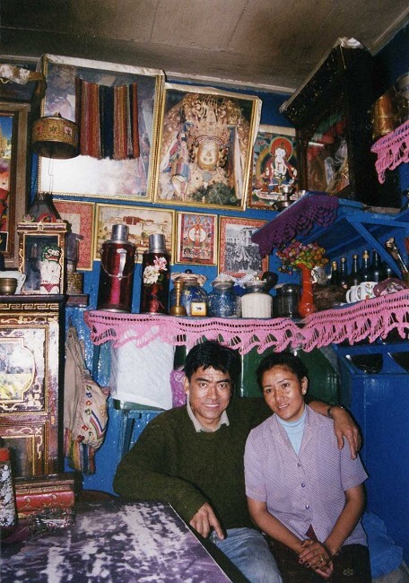 夕方、チベタンローカル食堂でチベット麺（トゥクパ）とチベット餃子（モモ）をハフハフやっていると、店の若旦那が話し掛けてきた。<br /><br />彼はチベットからヒマラヤを越えて亡命してきたチベット難民らしい。<br />中国はひどいだの、何人も殺されただの、中国におけるチベット人の現状を彼は身を乗り出すようにして訴えてきた。<br /><br />そんな彼が私を家に招待してくれることになった。<br />チベット地酒「トゥンバ」をご馳走してくれるというのである。<br /><br /><br />★★★メインブログの詳細記事はこちら↓★★★<br />インド・ダージリンの亡命チベット人の家で地酒「トゥンバ」を飲む<br />http://search-ethnic.com/travel/tongba