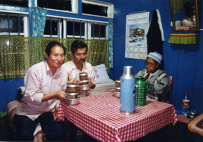 若旦那は仕事が終わっていないので、家にいた口髭のオヤジがトゥンバを用意してくれることになった。<br /><br />家には眼鏡を掛けたおばあちゃんもいた。<br />チベット語でぼそぼそと話す彼女は80過ぎだそうだ。<br />彼女も若旦那と同じく、チベットからヒマラヤを越え、亡命してきたのだという。<br /><br /><br />髭オヤジがさっそく人数分のトゥンバを持って来た。<br />太い竹筒のカップ。その中には米と粟の粒がぎっしりと詰まっている。<br />醗酵させてあるようで、独特の酸っぱい匂いがした。