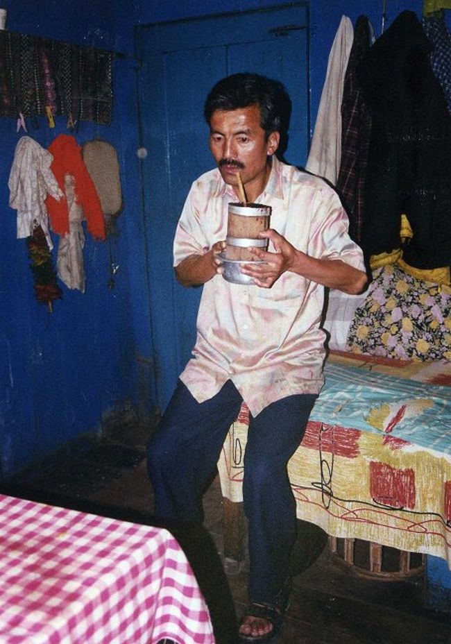 髭オヤジはその竹筒に熱い湯を注ぐ。<br />そして、しばらく待った後、そこに竹製のストローを刺し、チューチューと吸った。<br /><br />もちろん我々みんなでチューチューと吸った。<br /><br />酒が回ったオヤジは、私に写真を撮れ撮れと言う。<br />結局いろんなポーズを取ったオヤジを撮る羽目になり、フィルムが一本なくなりそうになった。