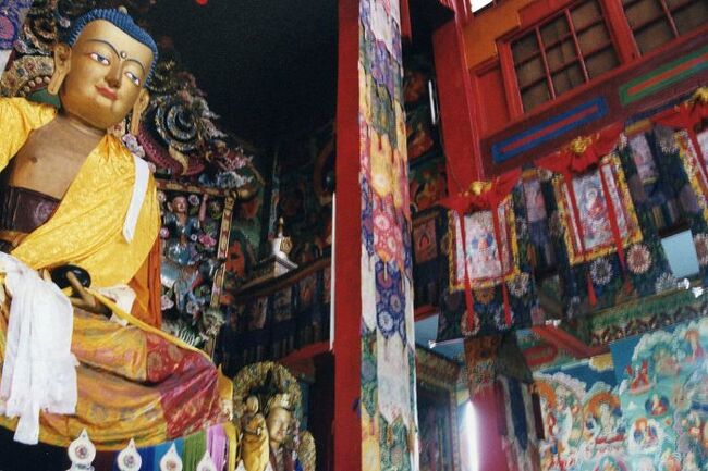 グームからしばらく歩くと、左手にサムテン・チョリン僧院が見える。<br /><br />中に入ると巨大なマニ車が２つ。そして、そこを抜け奥に向かうと、正面に優しい顔をした黄金色の仏像が鎮座していた。<br /><br />サムテン・チョリンを出てしばらく進むと、トイ・トレインのループポイントである「バタシア・ループ」に到着する。<br /><br />「バタシア・ループ」は、絶好のビューポイントだそうだが、霧のためほとんど何も見えなかった。<br /><br /><br />★★★メインブログの詳細記事はこちら↓★★★<br />インドのかわいい蒸気機関車「ダージリン・ヒマラヤ鉄道」に乗る【世界遺産】<br />http://search-ethnic.com/travel/darjeelinghimalayan-railway