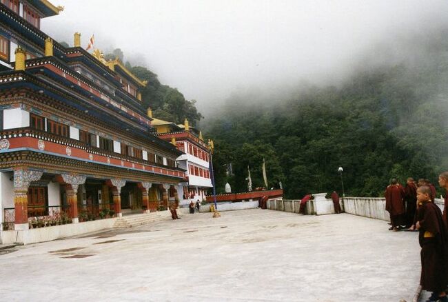 バタシア・ループを過ぎてしばらくすると右手に「ツプテン・サンガ・チョリン」が見えてくる。<br /><br />列車の中から見ると、その僧院は霧の中に静かに佇んでいるように見えるが、中に入ると意外と騒々しいところだった。<br /><br />僧院の中庭には、黄色のシャツに臙脂色の袈裟を羽織った坊主たちが大勢たむろっていた。<br /><br /><br />★★★メインブログの詳細記事はこちら↓★★★<br />インドのかわいい蒸気機関車「ダージリン・ヒマラヤ鉄道」に乗る【世界遺産】<br />http://search-ethnic.com/travel/darjeelinghimalayan-railway