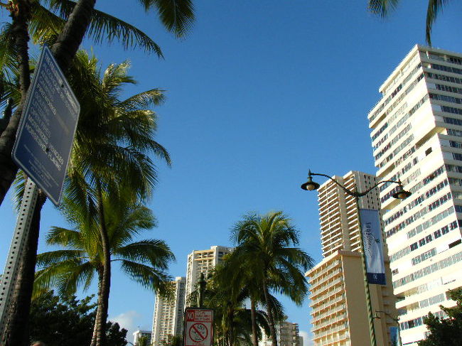 まだ日が高いので、街は明るいです。